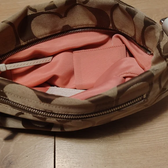 Vintage Coach Tan and Brown Crossbody Bag - Picture 3 of 8